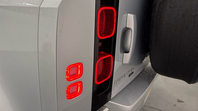 Land Rover Defender 3.0 P400 XS Edition 110 5dr Auto Petrol Estate